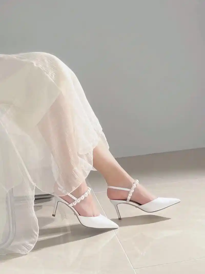 高跟鞋给不了平底鞋的舒适而平底鞋也给不了.