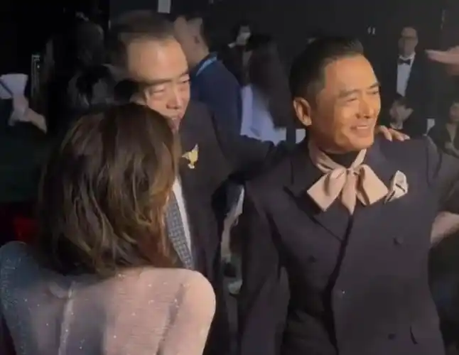 周润发与陈凯歌合影时指挥陈凯歌让出c位