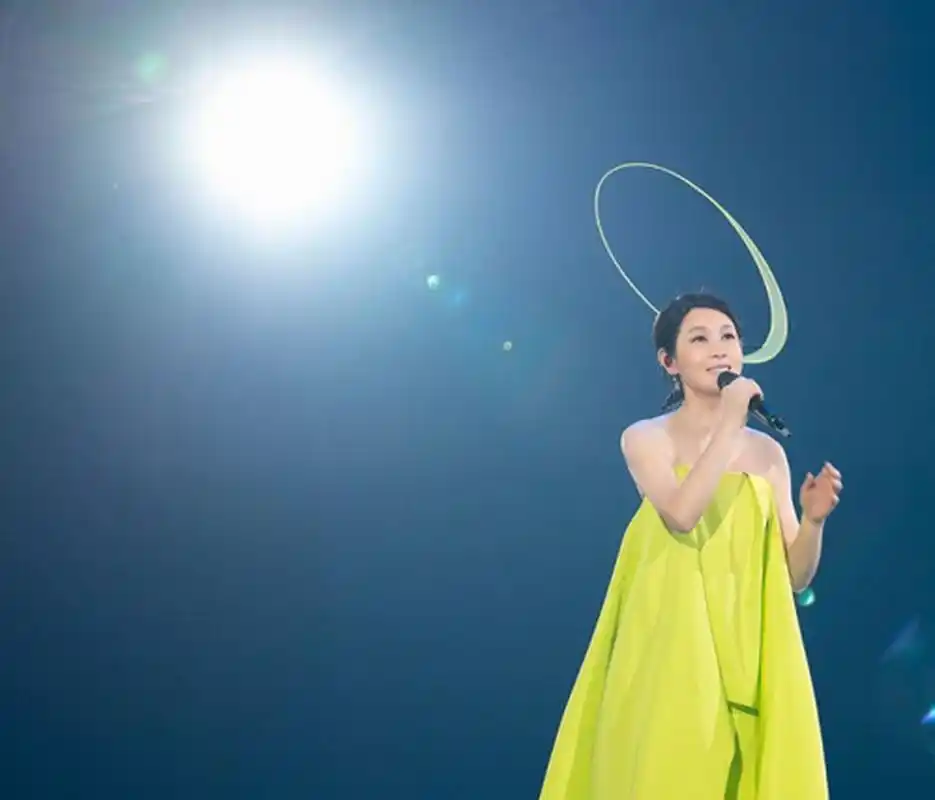 53岁刘若英演唱会,现场照片和修图差距
