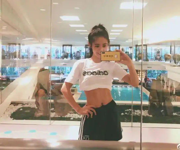 尤其是当她掀起衣服的那一刻,我们看到邢菲的马甲线也太美了吧,一点点