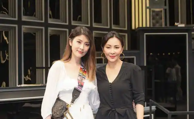 刘嘉玲和小10岁梁咏琪陈慧琳同框,素颜没眉毛都比她俩看着年轻_保养