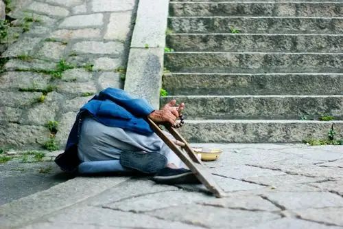 乞者 br /> 厦门,某寺庙台阶下的乞者.他躺地上,睡着,手时而抽搐.