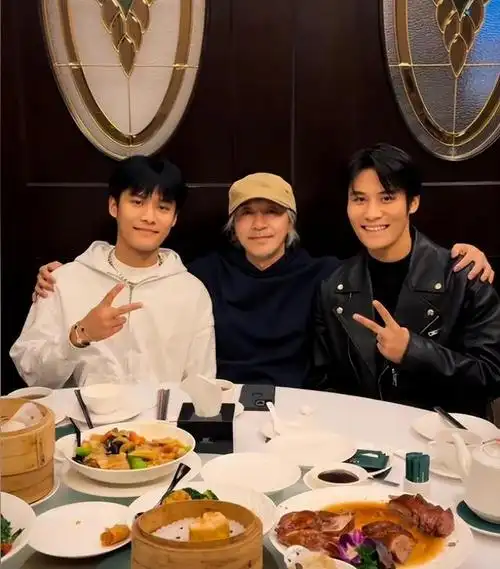 1月15日,小杨哥在社交账号上晒出和周星驰一块吃饭的视频,合照,视频