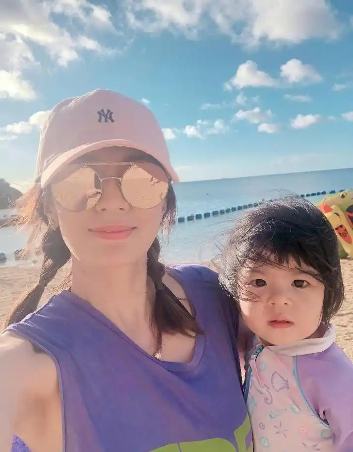 贾静雯晒全家旅游照,一家四口其乐融融