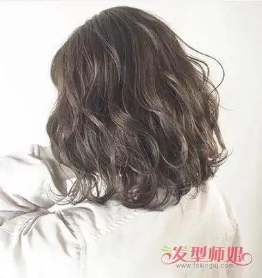短发水波纹烫发发型图片烫出来的水波纹卷发好打理吗3