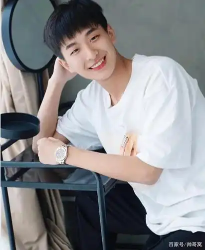 清纯俊朗的20岁小奶狗,爱笑的男生总是能给人留下不一样的印象!