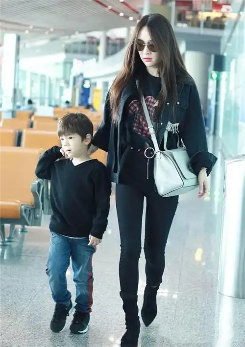 网易首页>网易号>正文申请入驻> 霍思燕母子之间很注重穿搭的cp感,嗯