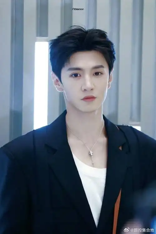 好帅的远子哥看看大家怎么评:-- 陈哲远简单的造型更显帅气!