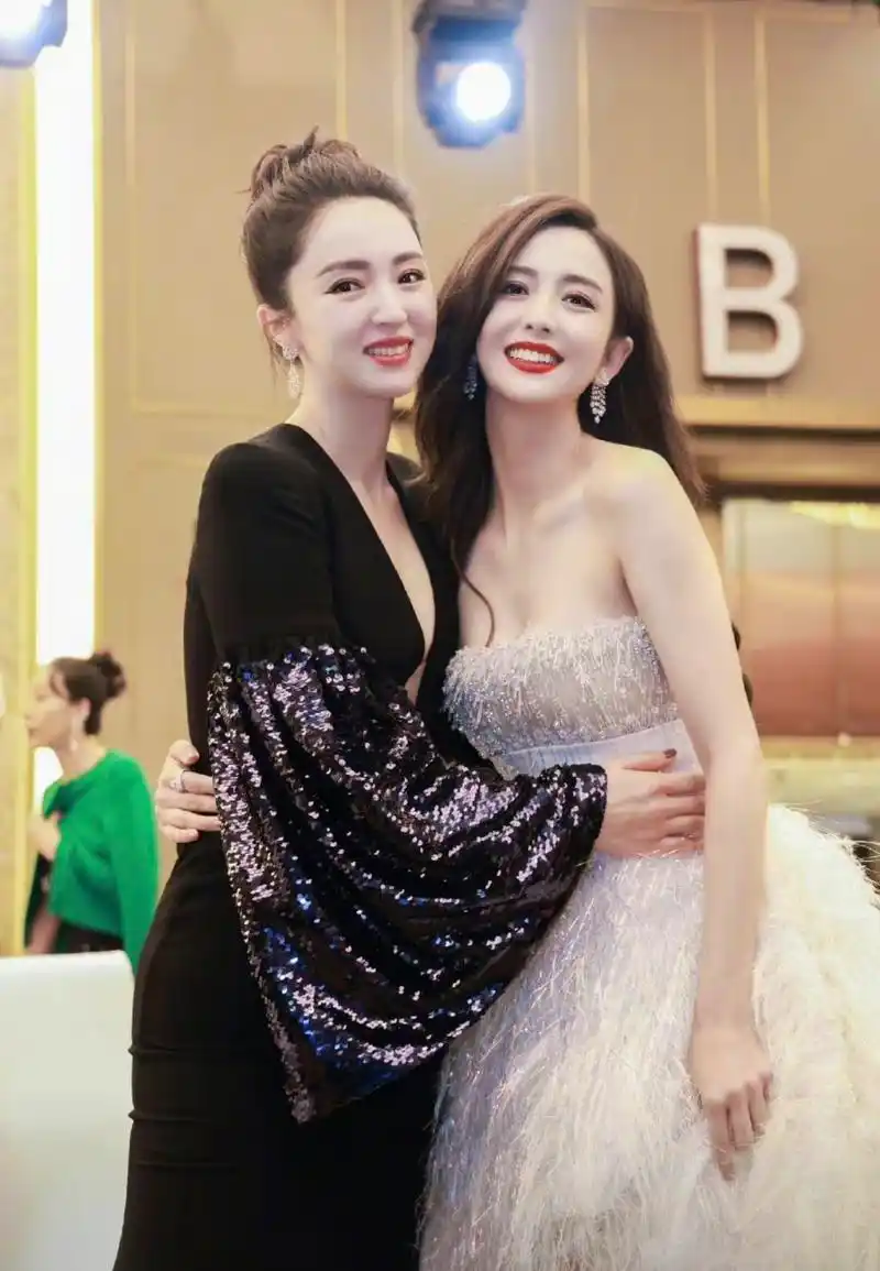 董璇和佟丽娅同框犹如"黑白天鹅",一个性感冷艳一个氛围感十足