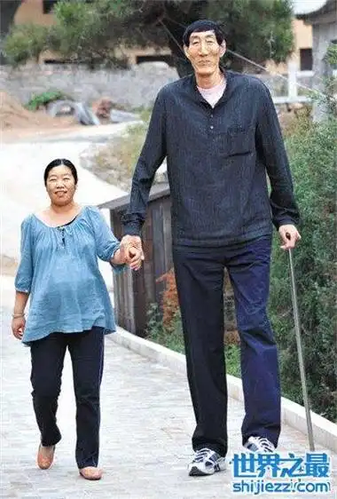 世界上最高的人是谁曾有人身高达到接近三米