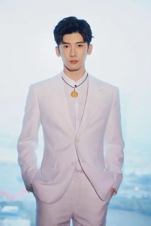 刘芮麟白色西服儒雅帅气图片36