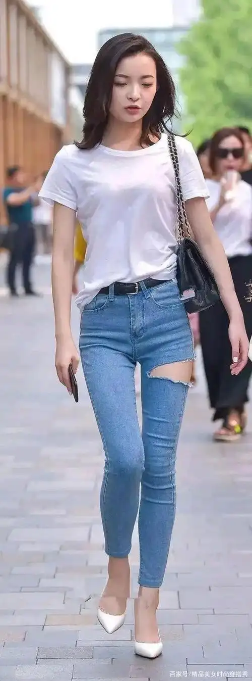 牛仔裤搭配什么样的上衣比较好看?这样搭配简约又不失街范感