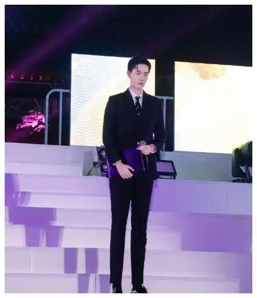 胡一天挑战非主流紫色夹克,190cm身高活活穿成短款,羡慕了