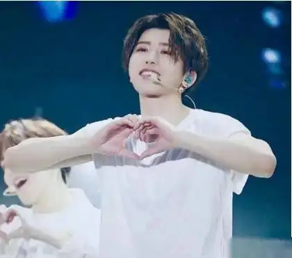蔡徐坤实力撩粉,"坤式比心"太暖