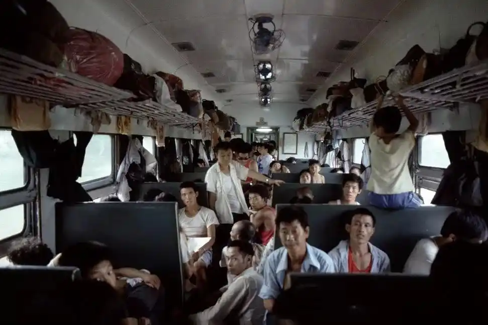 还有1995年,暑假来临成都火车站在成都电子科技大学食堂内设立火车票