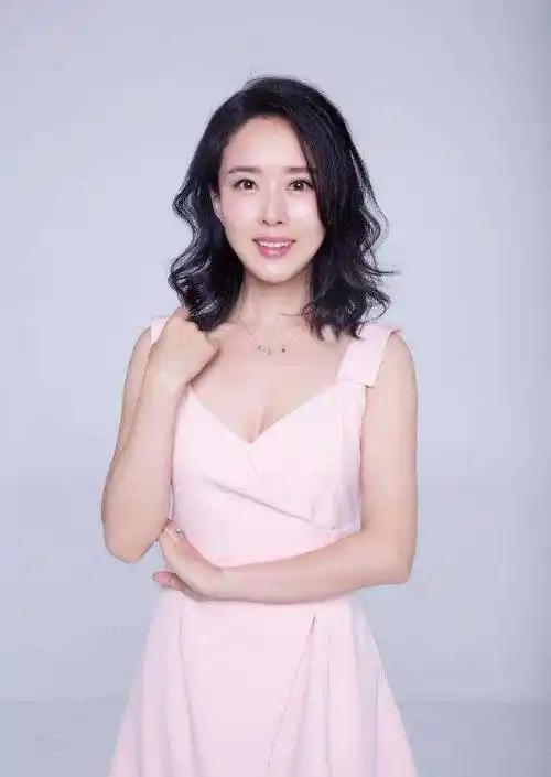 40多岁的颜丹晨穿衣越发时尚,深v装别致又吸引眼球!_照片_下图_气质