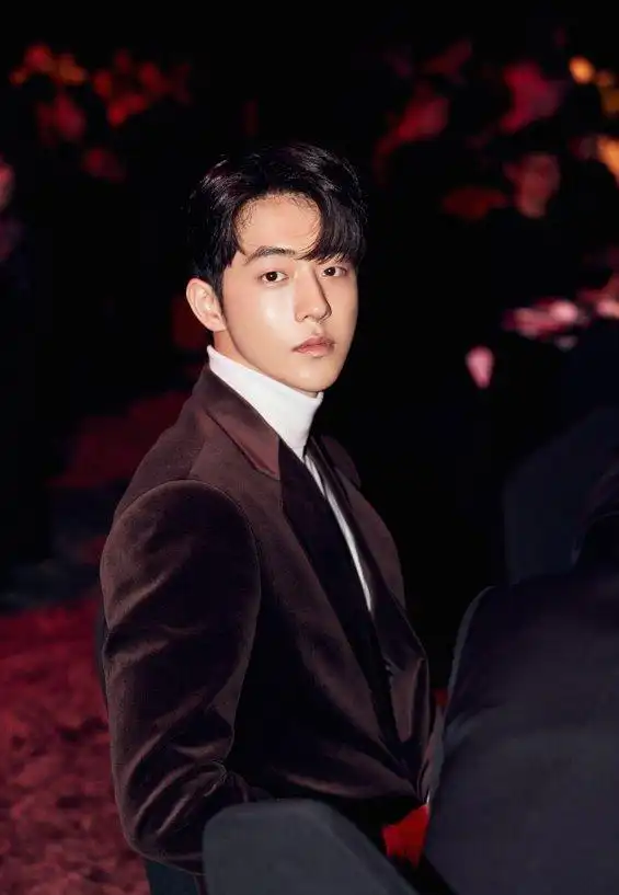 韩国演员南柱赫出席活动,黑色西装英俊潇洒,188的身高惹引人瞩目.