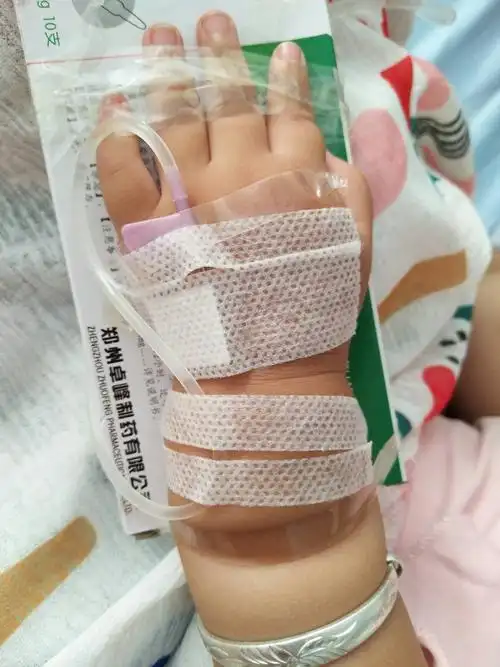 宝宝输液了可怜的小手.