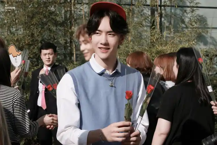 uniq-王一博 cr:logo