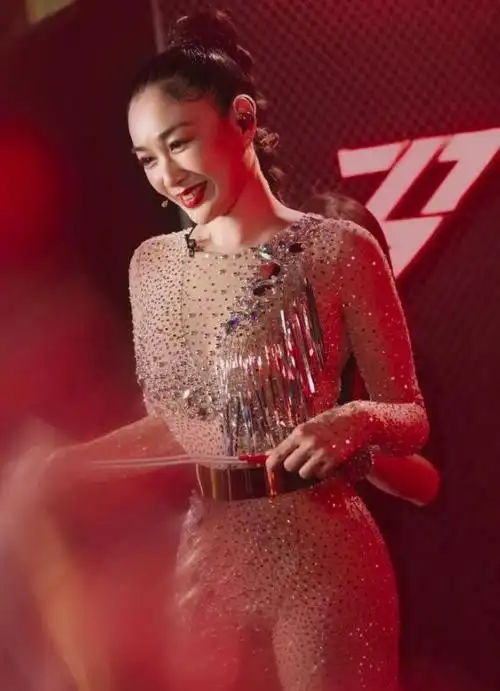 钟丽缇,这位拥有三个孩子的魅力妈妈,始终保持着对健身与保养的热爱.