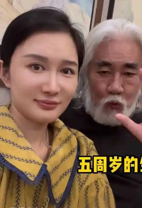 42岁妻子官宣怀第三胎,孕肚已经很大_杜星霖_老哥_家庭