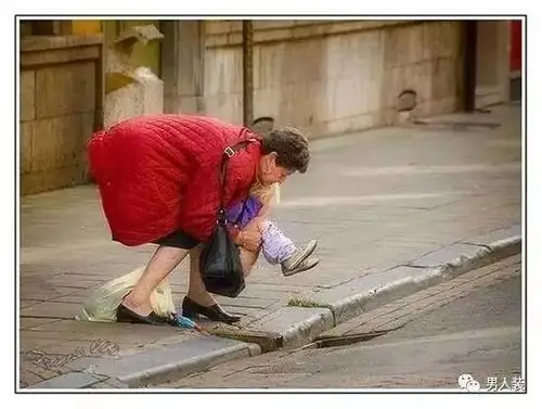 否则就罚款拘留;而孕妇和婴幼儿在自己无法控制的时候,可以在街上小便