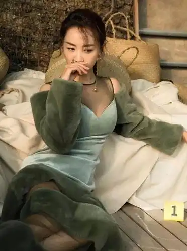 杨蓉穿"分段式透视裙",38岁尽展身材曲线,站花棚里优雅极了_手机搜狐