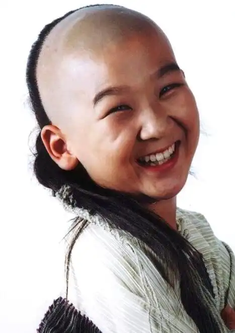 6岁时,小叮当因在《豆丁奇遇记》饰演豆丁而踏入影视圈.