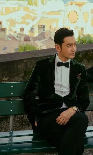 真不愧是黄教主黄晓明即使是寸头身上的帅气依然不减