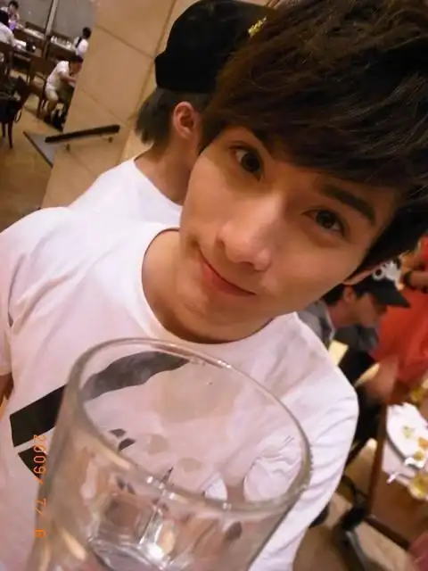 p data-id="gntrn7r6mh">翁瑞迪(aben,艺名:阿本),1982年6月11日出生