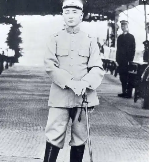 张作霖年轻时分的戎装,虽然个子低点,但是长相娟秀,身段匀称.