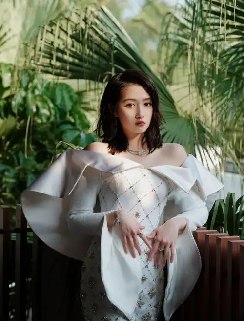 关晓彤分享海边美照,一袭白裙宛如新娘,大秀纤细美腿惹人爱