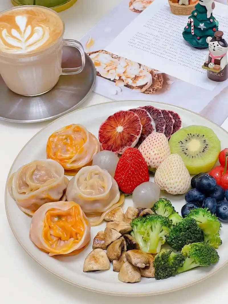 摆盘:蒸饺,拿铁7515,乌饭饭团97,酸奶#好吃又简单的高颜值早餐