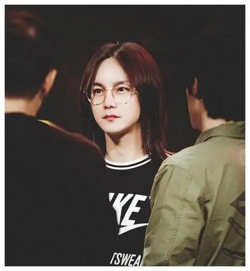 都说一胖毁所有看了尹正刚出道时的颜值五官轮廓神似吴彦祖