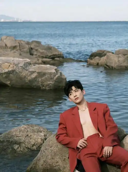 白敬亭#  比什么都比不过,还要来比身材  白敬亭大学都有肌肉了