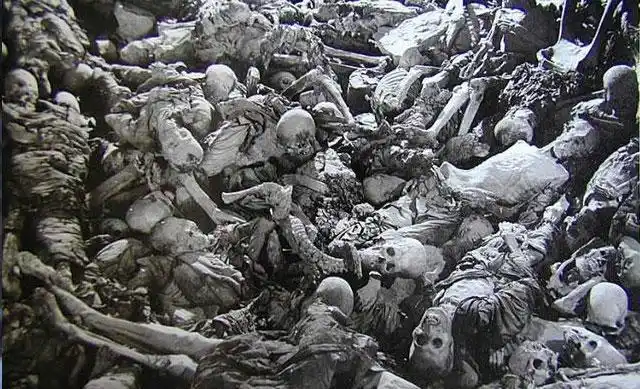 故事一泡尿冲出累累白骨唐代武将殉葬坑险些将男子吓死