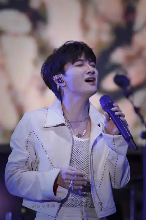 周深加盟广州草莓音乐节