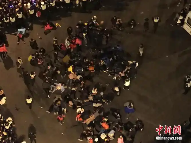 上海外滩跨年夜发生踩踏事故