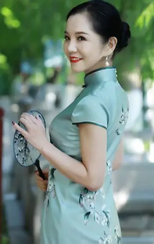 繁花如梦的春夏,浅色系旗袍穿搭出清浅似梦之美