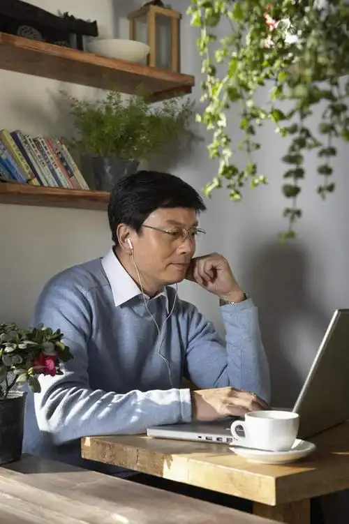 咖啡,中年人,一个人,坐,微笑,竖图,室内,侧面,毛衣,衬衫,笔记本电脑,