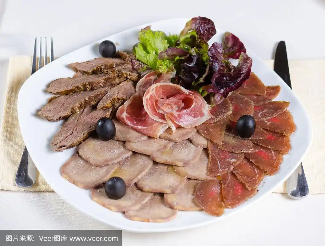 自助餐上美味的冷肉拼盘