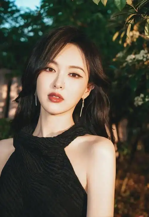 唐嫣最新造型高清美图来袭黑色挂脖长裙优雅鼻间美人痣突出