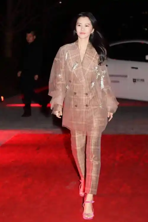 谭维维穿格子西装霸气亮相当看到她的脚时网友一把年纪了还装少女