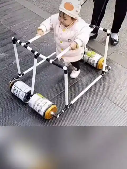 爸爸用奶粉罐自制学步车