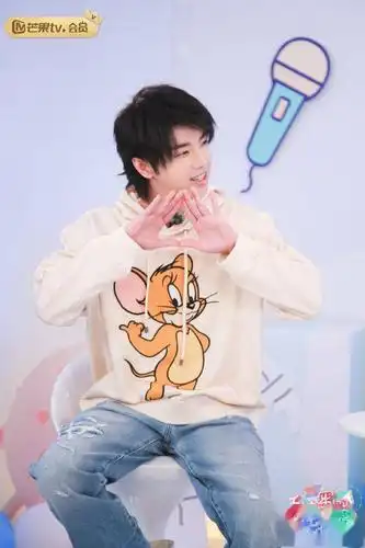 华晨宇"花"式比心又出新品 最美好的寓意一起送给火星人