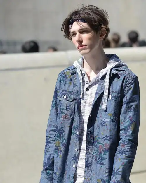 ericwarner个人听说好看的男生总是英年早婚呜呜呜