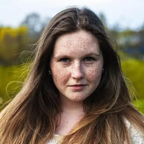 雀斑,一个漂亮女孩的肖像特写