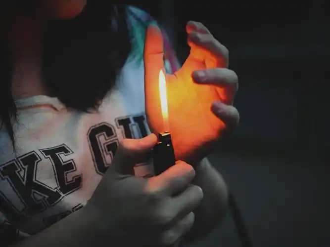 打火机,火焰,手 壁纸