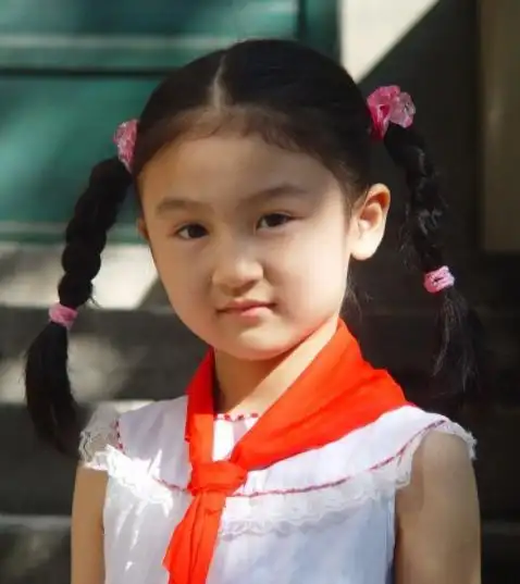 陆子艺:6岁被成龙抱着上春晚,14岁却因长相被吐槽,今判若两人