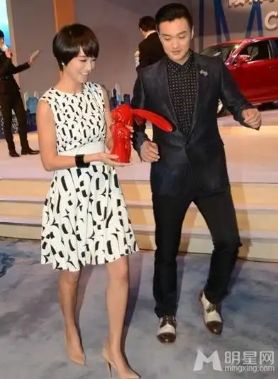 朱丹携男友甜蜜亮相 眉来眼去羡煞旁人